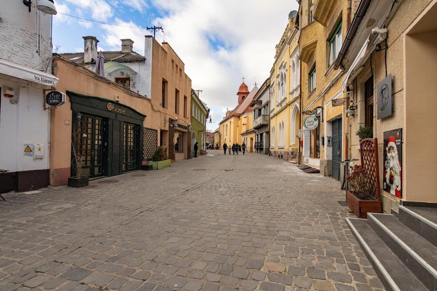 Old Town By Mm Host